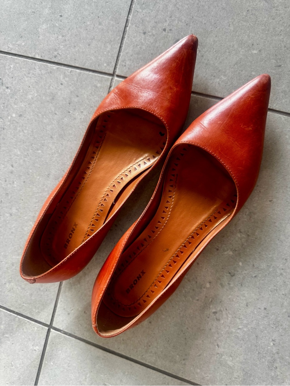 Bronx Womenโs Pointed Toe Leather Flats in Burnt Orange Size 7.5